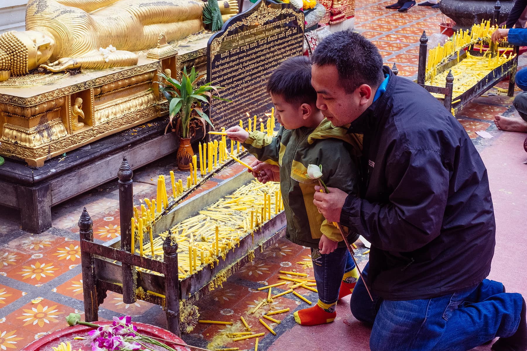 Gläubige Wat Phra Doi Suthep Chiang Mai Thailand