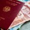 deutscher Reisepass und thailändisches Geld Thailand Packliste