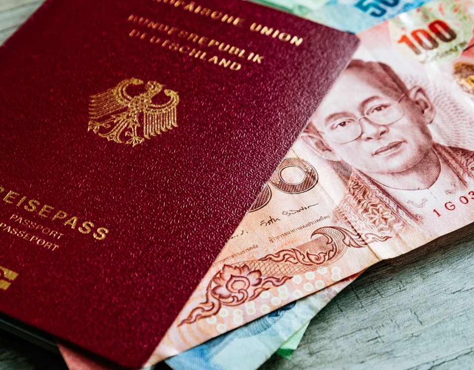 deutscher Reisepass und thailändisches Geld Thailand Packliste