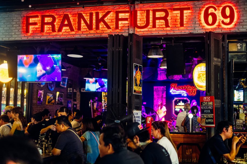 Top-10-Gründe-Bangkok-zu-lieben-Nachtleben-Frankfurt-69-Rot-Fai-Night-Train-Market